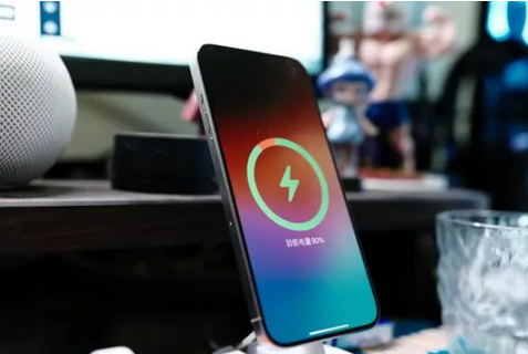 上安乡苹果15换屏服务分享用什么充电器给iPhone15充电更好 